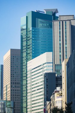 Tokyo şehir caddesinde modern mimari 