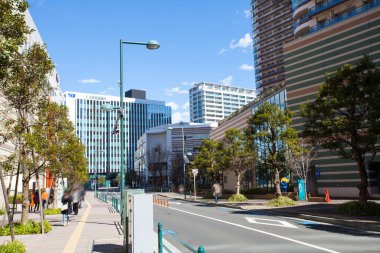 Mavi gökyüzü üzerinde modern şehrin gökdelenleri 