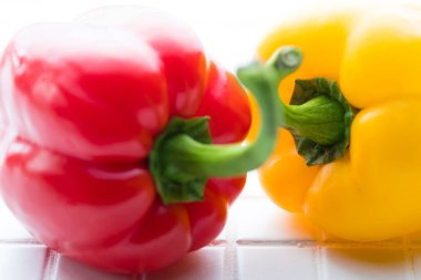 Beyaz arkaplanda sarı ve kırmızı biber