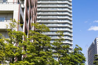 Mavi gökyüzü üzerinde modern şehrin gökdelenleri 