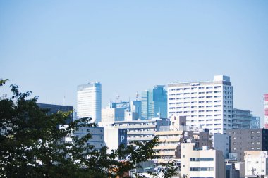 Mavi gökyüzü ile şehir silueti