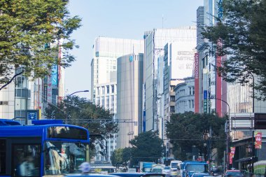 Tokyo şehir caddesinde modern mimari 