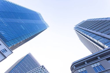 Yüksek binalar ve mavi gökyüzü - Tokyo, Japonya