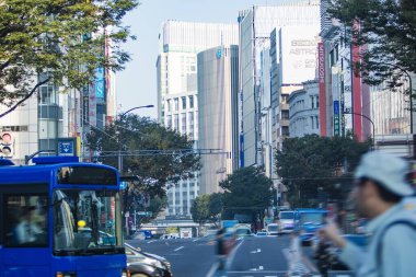 Tokyo şehir caddesinde modern mimari 