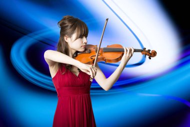 Arka planda keman çalan Japon kadın.