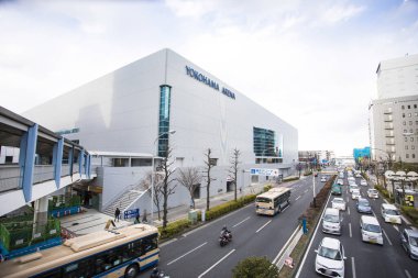 Şehir sokakları araba ve binalarla dolu.