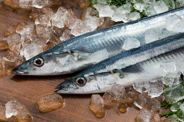 調理のために準備された新鮮な生の魚 — ストック写真