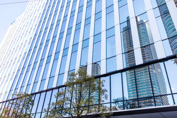 Tokyo caddesindeki modern binalar