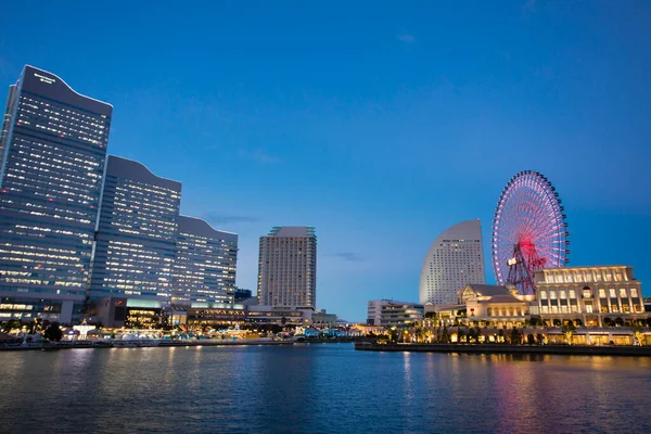 Yokohama Minato Mirai 21 gökdelen ve dönme dolap manzarası. Japonya 'da daha büyük Tokyo bölgesi