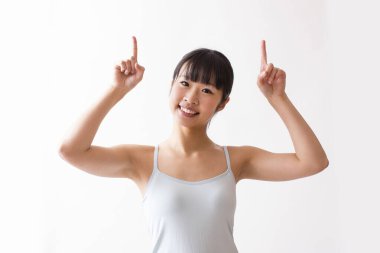 Güzel Asyalı ince kadın yoga stüdyosunda poz veriyor.