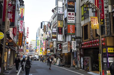 Tokyo, Japonya 'da binaları olan modern şehir manzarası
