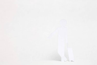 Kağıt kesiği beyaz arkaplanda izole edilmiş bir adam