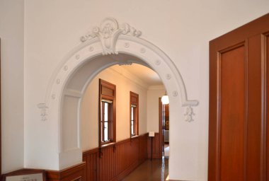 Penceresi ve merdiveni olan modern binanın içi 