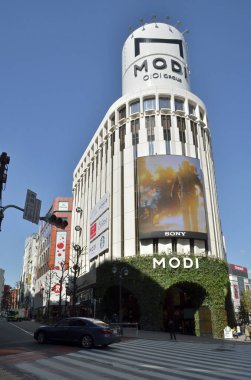 Japon kentsel merkezinin iyi organize edilmiş kaosu öğle güneşiyle güzel bir şekilde tanımlanır..