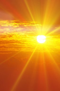 Yaz boyunca güzel turuncu gün batımı 