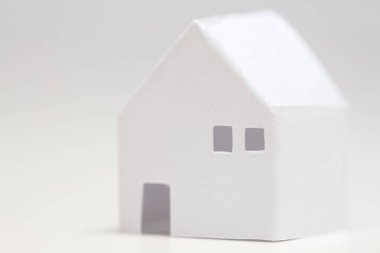 Beyaz arka planda beyaz ev modeli