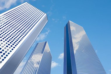 Mavi gökyüzü karşı modern gökdelenler