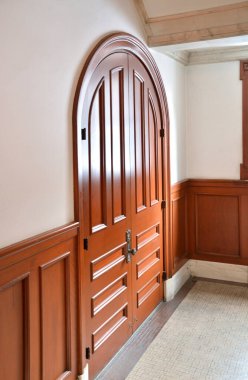 İçerideki eski evin kahverengi kapısı.