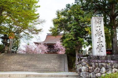 Tapınak manzarası, geleneksel Japon mimarisi.