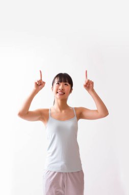 Güzel Asyalı ince kadın yoga stüdyosunda poz veriyor.