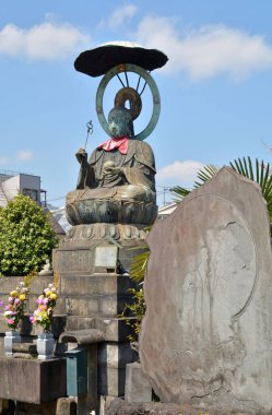 Ueno Parkı 'nın kuzeyinde bulunan Jizo' nun bronz heykeli.