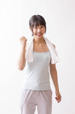 Güzel Asyalı ince kadın yoga stüdyosunda poz veriyor.