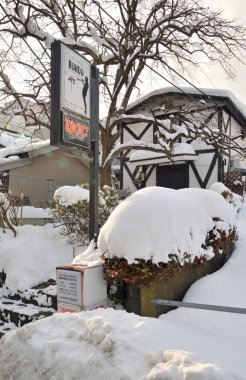 Japonya 'daki Japon restoranı karla kaplıydı.