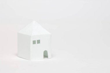 Beyaz arka planda beyaz ev modeli