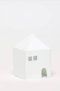 Beyaz arka planda beyaz ev modeli