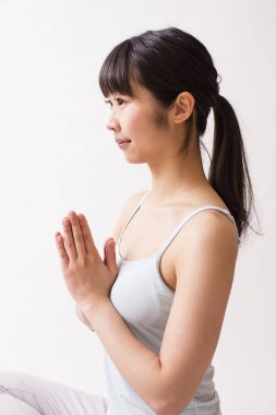 Güzel Asyalı ince kadın yoga stüdyosunda poz veriyor.