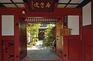 Tapınak manzarası, geleneksel Japon mimarisi.