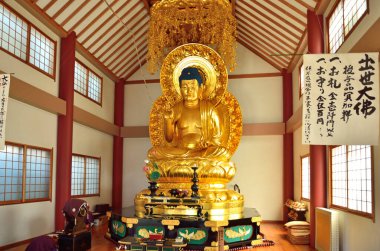 Japon tapınağının içinde Buda 'nın altın heykeli  