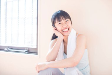 Güzel Asyalı ince kadın yoga stüdyosunda poz veriyor.