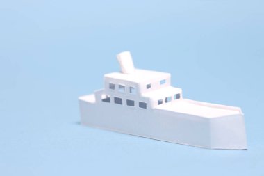 Mavi arkaplanda küçük beyaz tekne