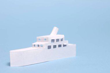 Mavi arkaplanda küçük beyaz tekne