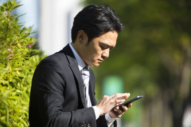 Kentsel geçmişinde cep telefonu olan Asyalı iş adamı 