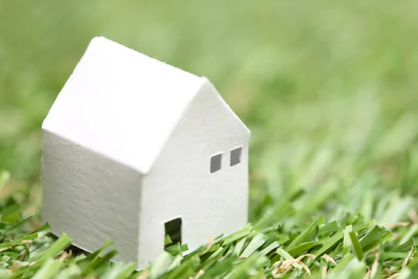 緑の草の家のモデル 不動産コンセプト ハウスモデル — ストック写真