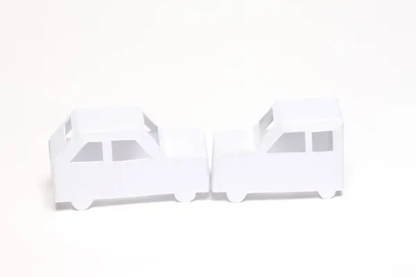 白色背景隔膜纸制汽车 — 图库照片