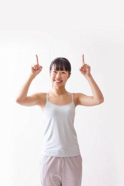 Güzel Asyalı ince kadın yoga stüdyosunda poz veriyor.