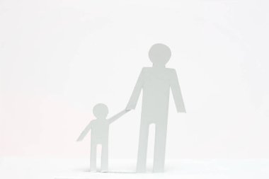 Beyaz arka planda izole çocuk ile ebeveynden kesilmiş kağıt