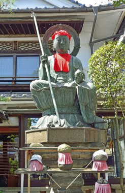Park, Japonya 'da gündüz manzaralı bir insan heykeli. 