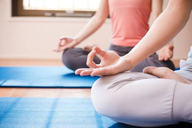 Yoga stüdyosunda güzel Asyalı kadınlar