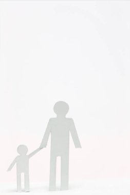 Beyaz arka planda izole çocuk ile ebeveynden kesilmiş kağıt