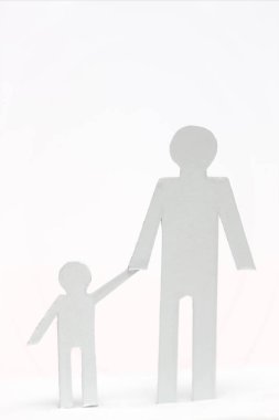 Beyaz arka planda izole çocuk ile ebeveynden kesilmiş kağıt