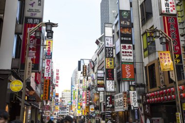 Tokyo, Japonya 'da binaları olan modern şehir manzarası