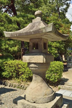 Geleneksel Taş Japon Feneri Yeşil Bahçede