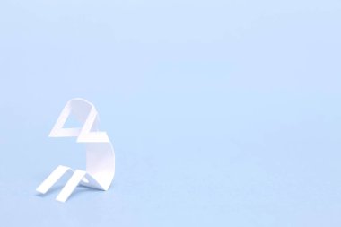 kağıt insan figürü mavi arkaplanda izole