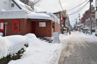 Japon kasabasında kış mevsiminde sokak sahnesi       