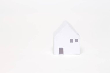 Beyaz arka planda beyaz ev modeli