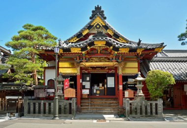Tapınak manzarası, geleneksel Japon mimarisi.